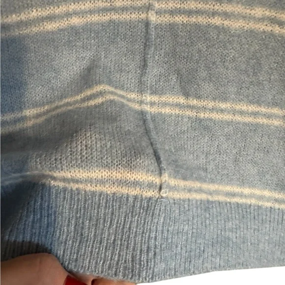 NWT American Eagle  Blue/White LIGHTWEIGHT V-Neck SPRING SWEATER   SMALL  #4 - Picture 8 of 13